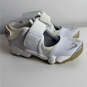 Nike Air Rift Womens Size 6 Sneakers White Split Toe Running 312460-101